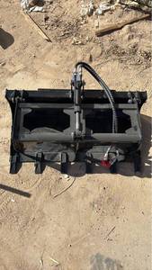 lot 1751 image: Heavy Duty Hydraulic Grab Bucket Mini Skid Steer Attachment