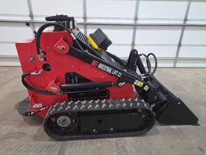 lot 1822 image: AGT Industrial LRT23 Mini Tracked Loader w 32 Bucket