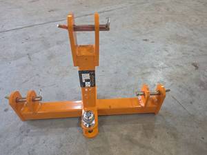 lot 2160 image: Wolverine Three Point Quick Hitch Adapter QC1-26-20G