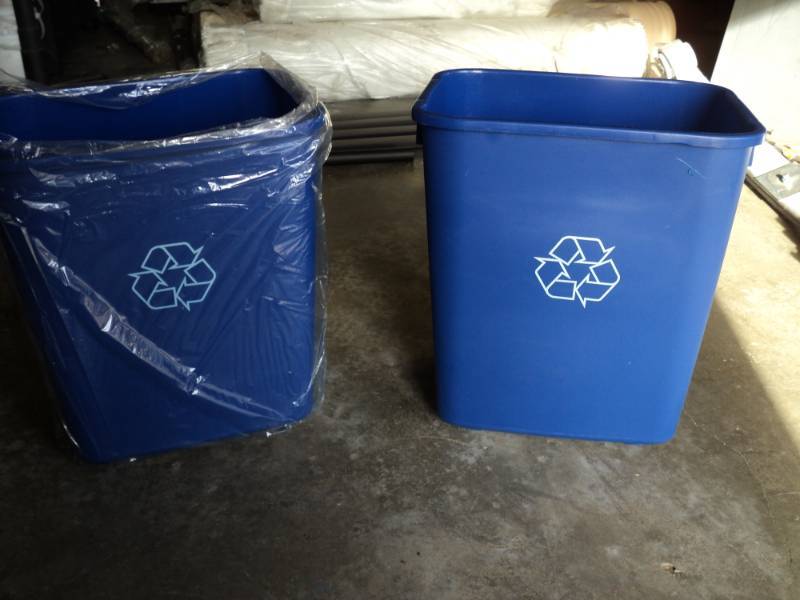 lot 2562 image: (2) CT lot Blue Recycle trash bins