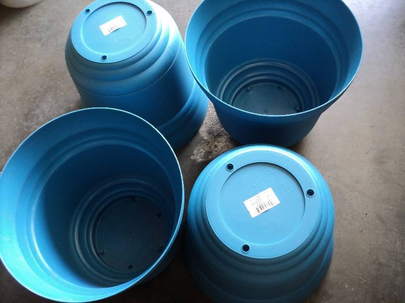 lot 1416 image: (4) CT lot Rush Creek designs 6 gallon plastic planting pot.