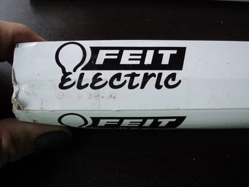 lot 2663 image: Felt Electric 4 ft.  linear lamp replaces T8 fluorescent lamps