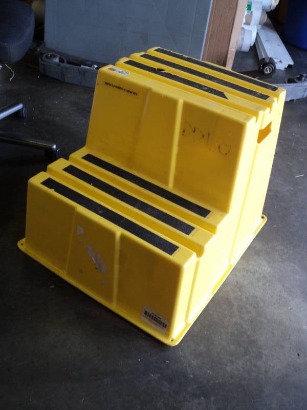 lot 2736 image: yellow plastic steps,  500 lb load capacity