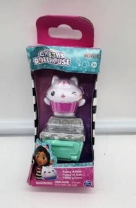 lot 67105 image: Netflix Gabbys Dollhouse Cakey & Oven Toy Set - Retail $8