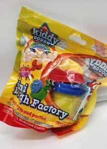 lot 67129 image: Kiddy Dough Play Set with Machine - Retail $12