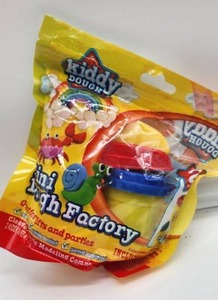 lot 67130 image: Kiddy Dough Play Set with Machine - Retail $12