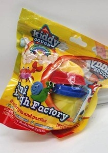 lot 67131 image: Kiddy Dough Play Set with Machine - Retail $12