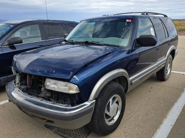 lot 7709 image: 2000 CHEVROLET BLAZER LS 4-DOOR 4WD