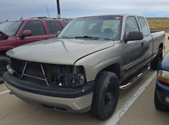 lot 7702 image: 2001 CHEVROLET SILVERADO 1500 EXT. CAB LONG BED 4WD