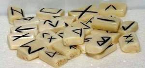 lot 14166 image: Casting Magic Water Buffalo Bone 25 Piece Elder Futhark Rune Stone Set