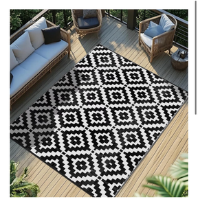 lot 9984 image: 80x52 Plastic Straw Rug (similar design) functional damage on edge