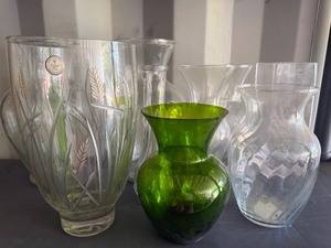 lot 100 image: Vases