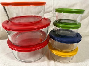 lot 54 image: Glass Pyrex Bowls w Lids