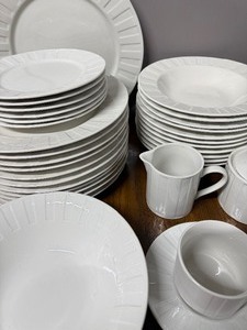 lot 72 image: Casual Settings by Oneida, 50 Pieces