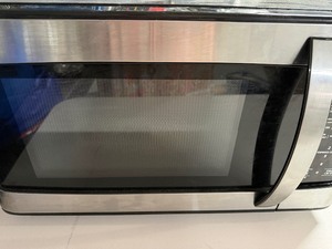 lot 80 image: Microwave Oven w Bonus Bacon Cooker