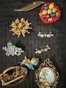lot 87 image: Jewelry - Vintage Brooches