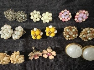 lot 88 image: Jewelry - Vintage Earrings