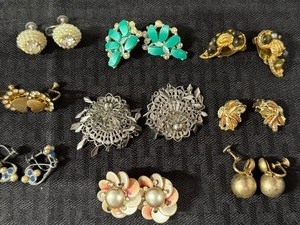 lot 89 image: Jewelry - Vintage Earrings
