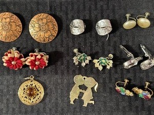 lot 90 image: Jewelry - Vintage Earrings, Pendants