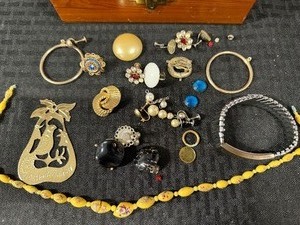 lot 95 image: Jewelry - Box w Broken and Mismatched Pieces, Diabetic Necklace is NOT Broken