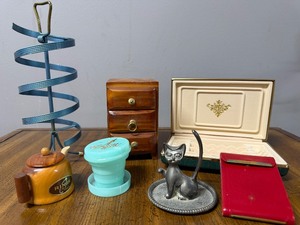 lot 96 image: Jewelry Holders