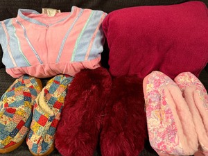 lot 98 image: Nightgown, Blanket and Slippers