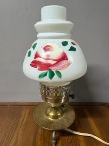 lot 124 image: Vintage Table Lamp