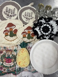lot 132 image: Vintage Hot Pads, SaltPepper Shakers and Paper Plate Holders (11)
