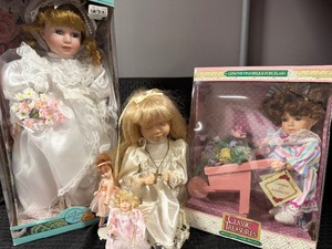 lot 907 image: Dolls