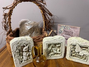 lot 918 image: Crazy Basket, BunnyBeeButterfly Decor and More