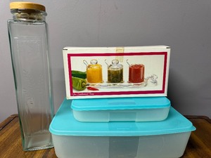 lot 919 image: Pasta Container, Condiment Set w Tray (NIB), Tupperware