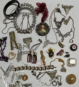 lot 920 image: Jewelry - Broken and Mismatched Pieces, Sparkly Picture Frame