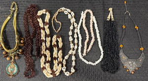 lot 921 image: Jewelry - Necklaces