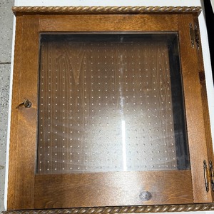 lot 952 image: Display Case w Key