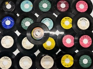 lot 954 image: Vintage 45 RPM Single Records, Many are Sample Copies - Please Read Description