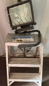 lot 404 image: Stepladder and Shop Light (works) w Extra Bulb