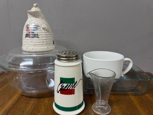 lot 59 image: Honey Holder, Vintage Covered Baking Dish, Cheese Grater, Large Mug, Measuring Glass