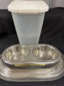 lot 957 image: Dog Bowls and Plastic Food Storage