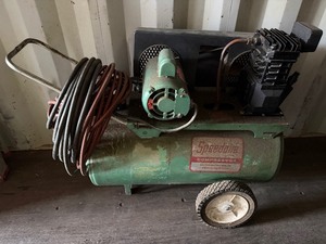 lot 417 image: Speedaire Compressor w Hoses