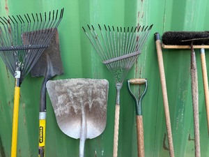 lot 424 image: Long Handled Tools - Shovel, Rakes and More