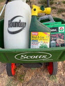 lot 428 image: Scotts Spreader, Roundup Sprayer, Weed-S-Gone, Bug Killer and ferti-lome Sprayer