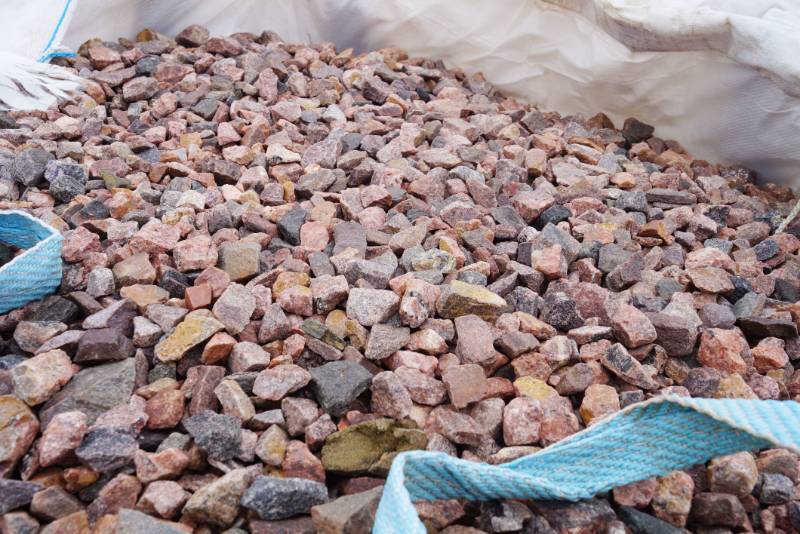 lot 5081 image: Approx. 4,000 lbs. bag of Colorado Maroon Granite Chips Less than 1.5