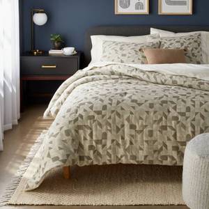 lot 37197 image: King Geo Matelasse Comforter and Sham Set Dark Olive Green - Threshold�� Jacquard Woven, 200 Thread Count - Retail $99