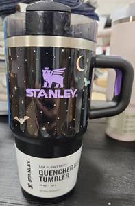 lot 38944 image: Stanley 20oz The Flowstate Tumbler Halloween Edition  - Retail $0
