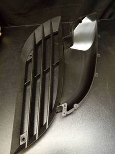 lot 1095 image: TINWID1919 GRILLE GRILLE ASSEMBLY, AIR INTAKE RIGHT for INTERNATIONAL WORKSTAR 3622628C1 RH.  Open Box. No vehicle information given. - Retail $0