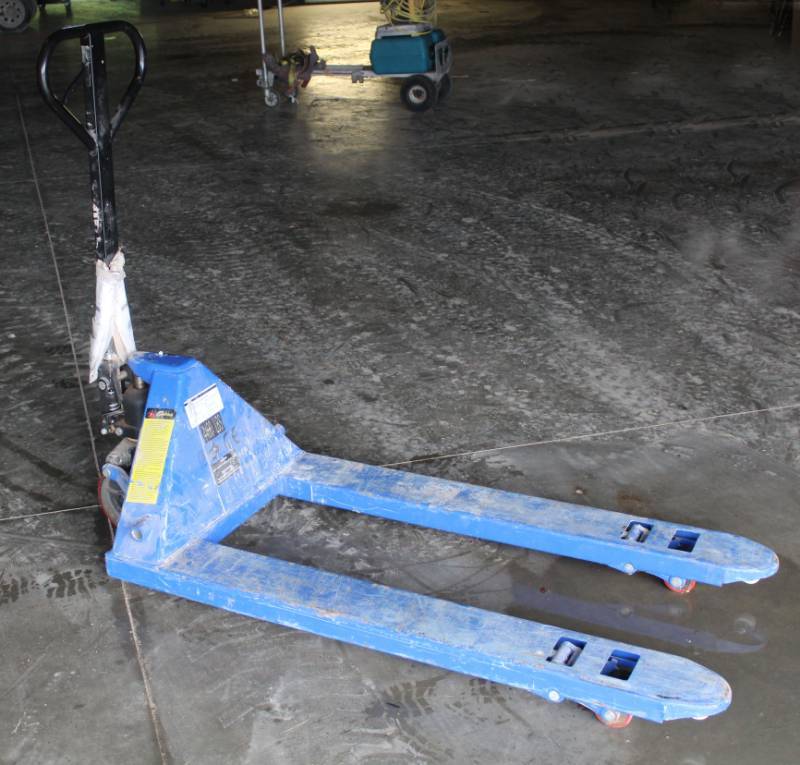 lot 1002 image: Pallet Jack - very handy