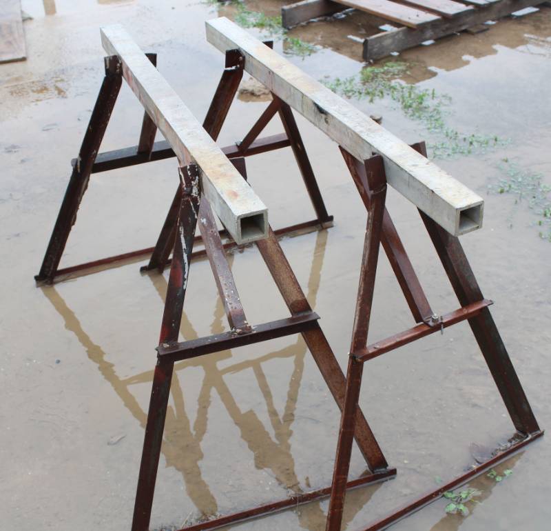 lot 1013 image: Lot of 2 Metal Sawhorses