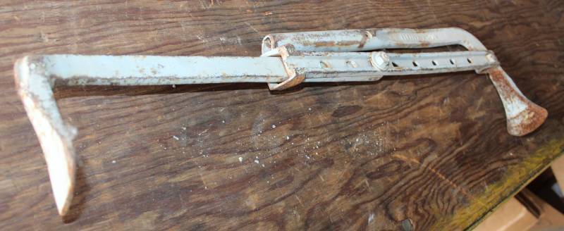 lot 1024 image: Set of Brick Tongs