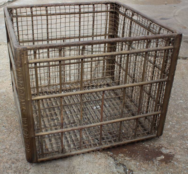 lot 1040 image: Vintage Stephens Dairy Milk Crate Stamped 1962 - COOL
