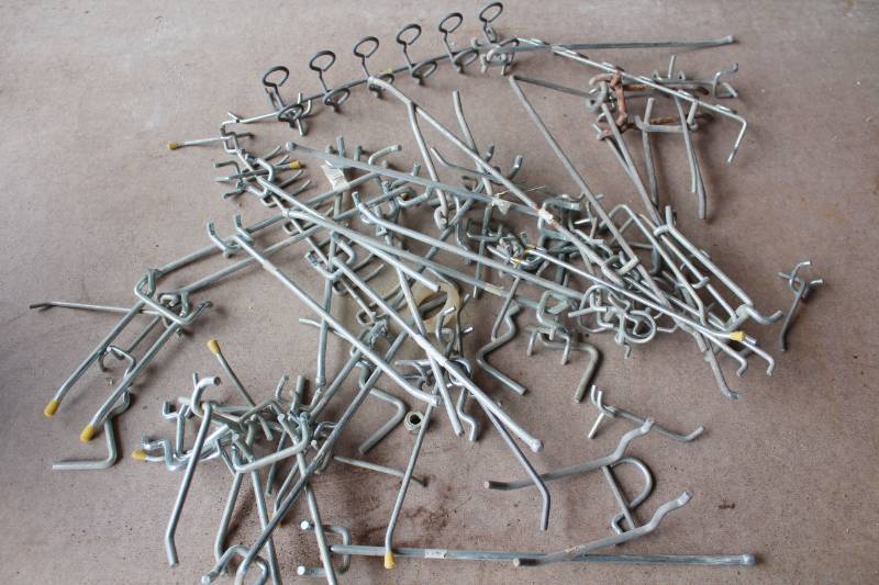 lot 1043 image: Assorted Peg Board Hooks